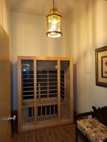 New Sauna Downtown One Bedroom Apartment