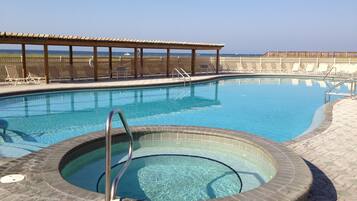 Alberca al aire libre y alberca climatizada