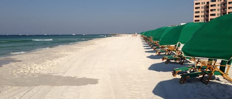 Una spiaggia nelle vicinanze, lettini da mare, teli da spiaggia