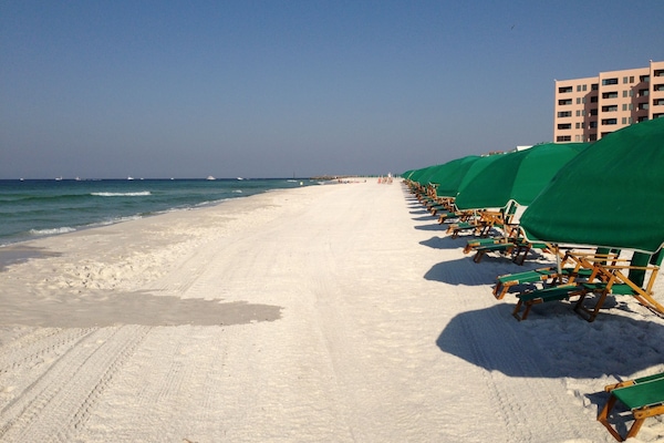 Sulla spiaggia, lettini da mare, teli da spiaggia