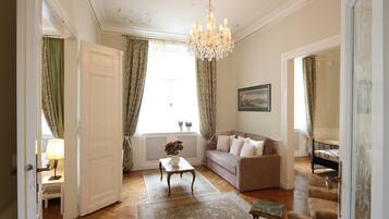 Smart TV, chimenea y libros