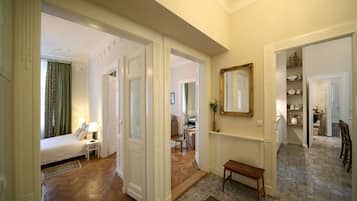 2 habitaciones, escritorio, tabla de planchar con plancha y wifi gratis