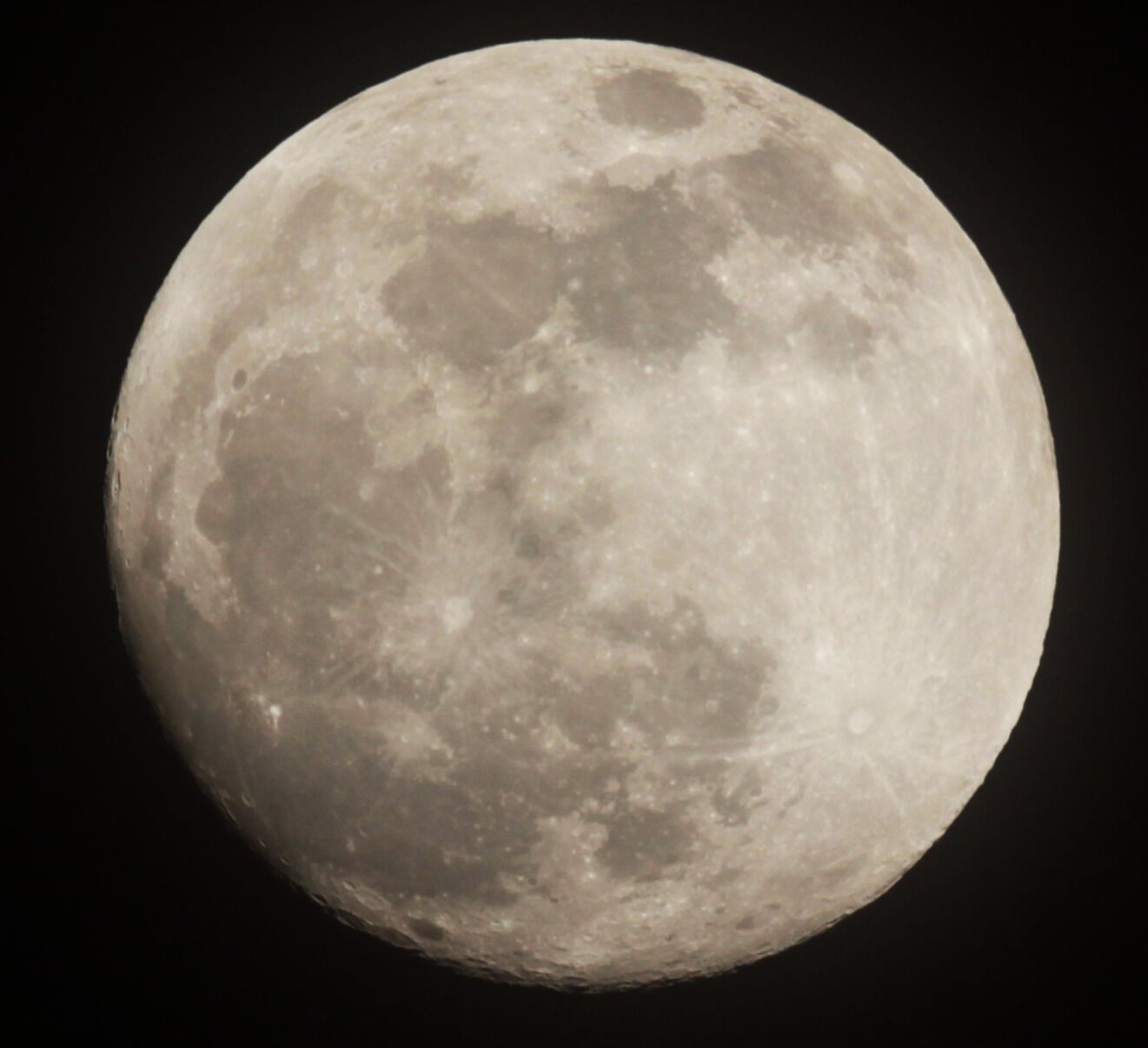 Luna llena con cráteres y mares visibles.