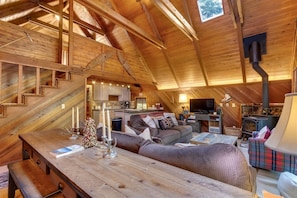 Smart TV, fireplace, DVD player - Elk Drop Inn | 1 Bed, 1 Bath (Packwood)