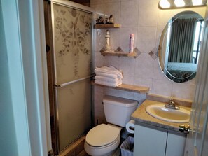 Shower, towels - Ocean Front Condo in North Myrtle Beach (North Myrtle Beach)