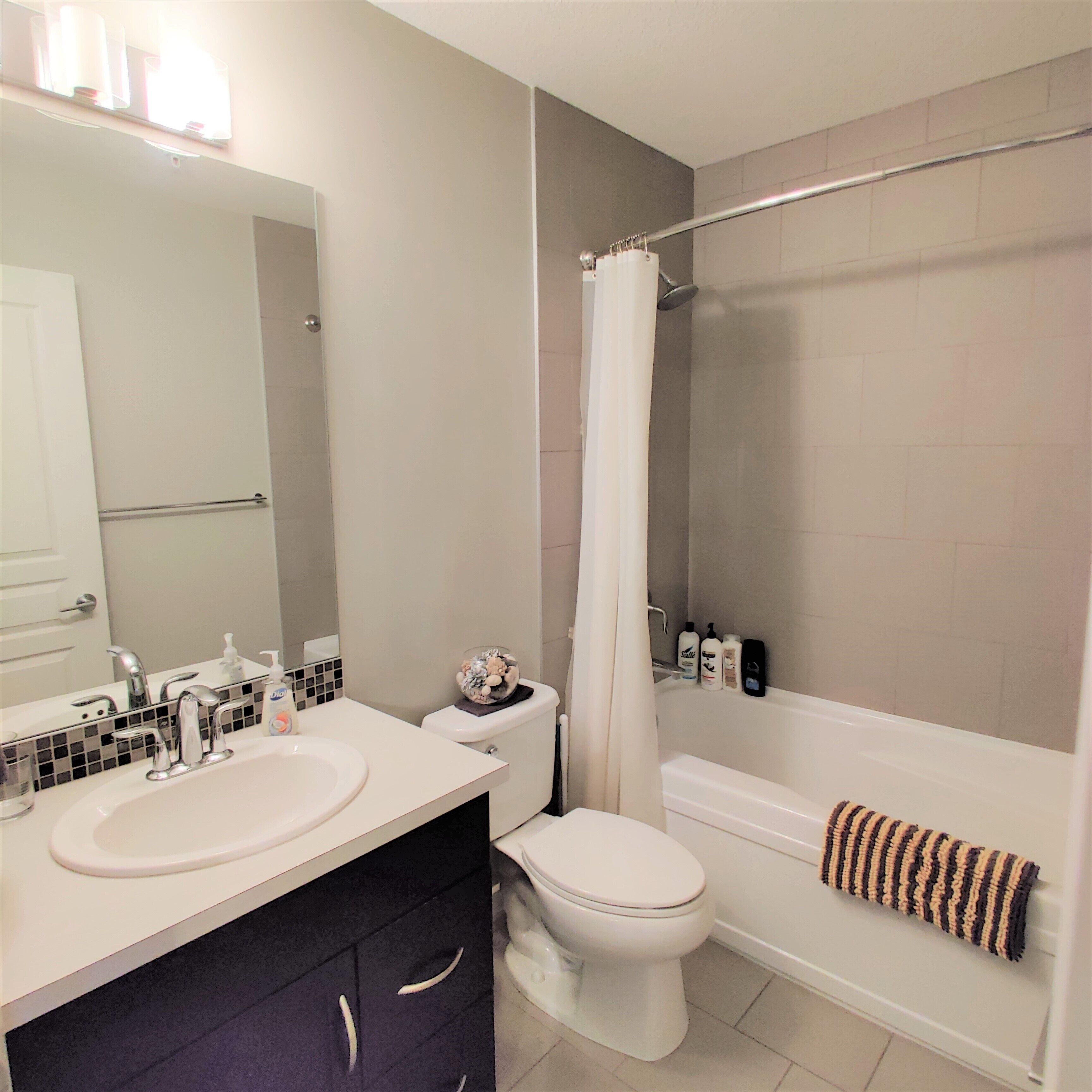 New Downtown apartment by Stampede ground BMO Saddle Dome