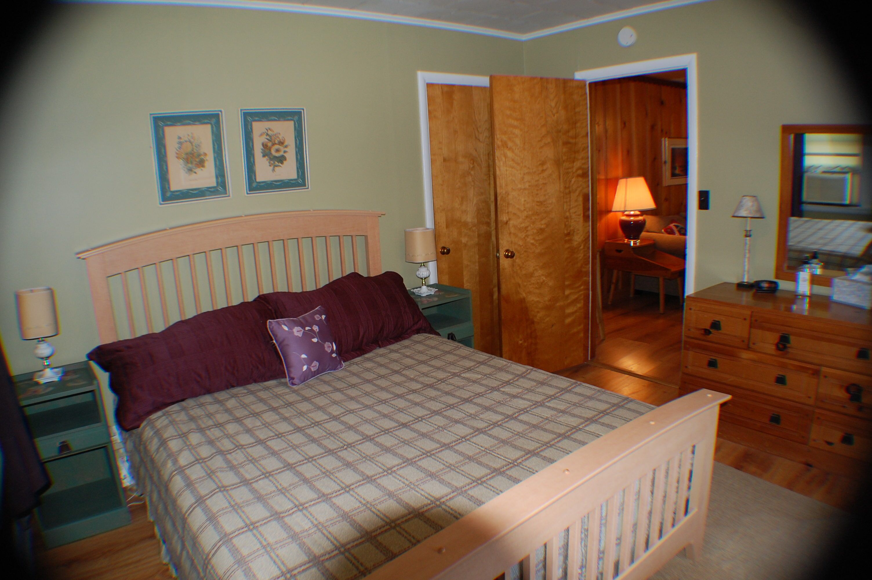 Cozy Beach Cottage BIG YARD 1 Blk to Private Beach. 3 NIGHT MINIMUM Stay for 2BR