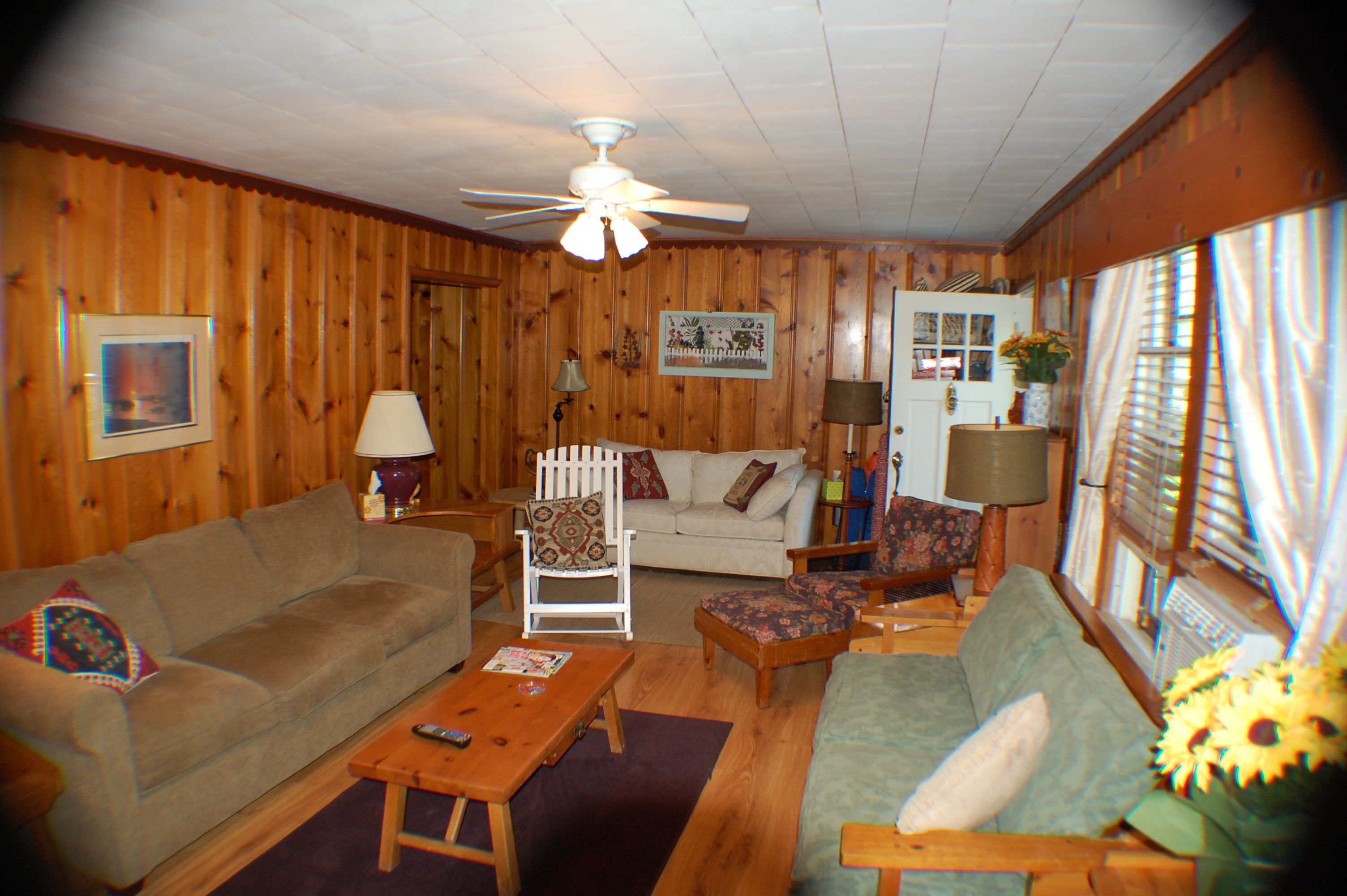 Cozy Beach Cottage BIG YARD 1 Blk to Private Beach. 3 NIGHT MINIMUM Stay for 2BR