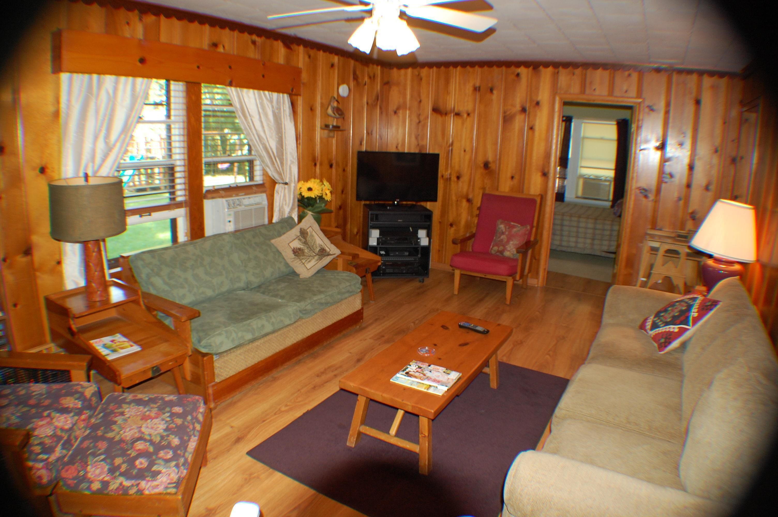 Cozy Beach Cottage BIG YARD 1 Blk to Private Beach. 3 NIGHT MINIMUM Stay for 2BR