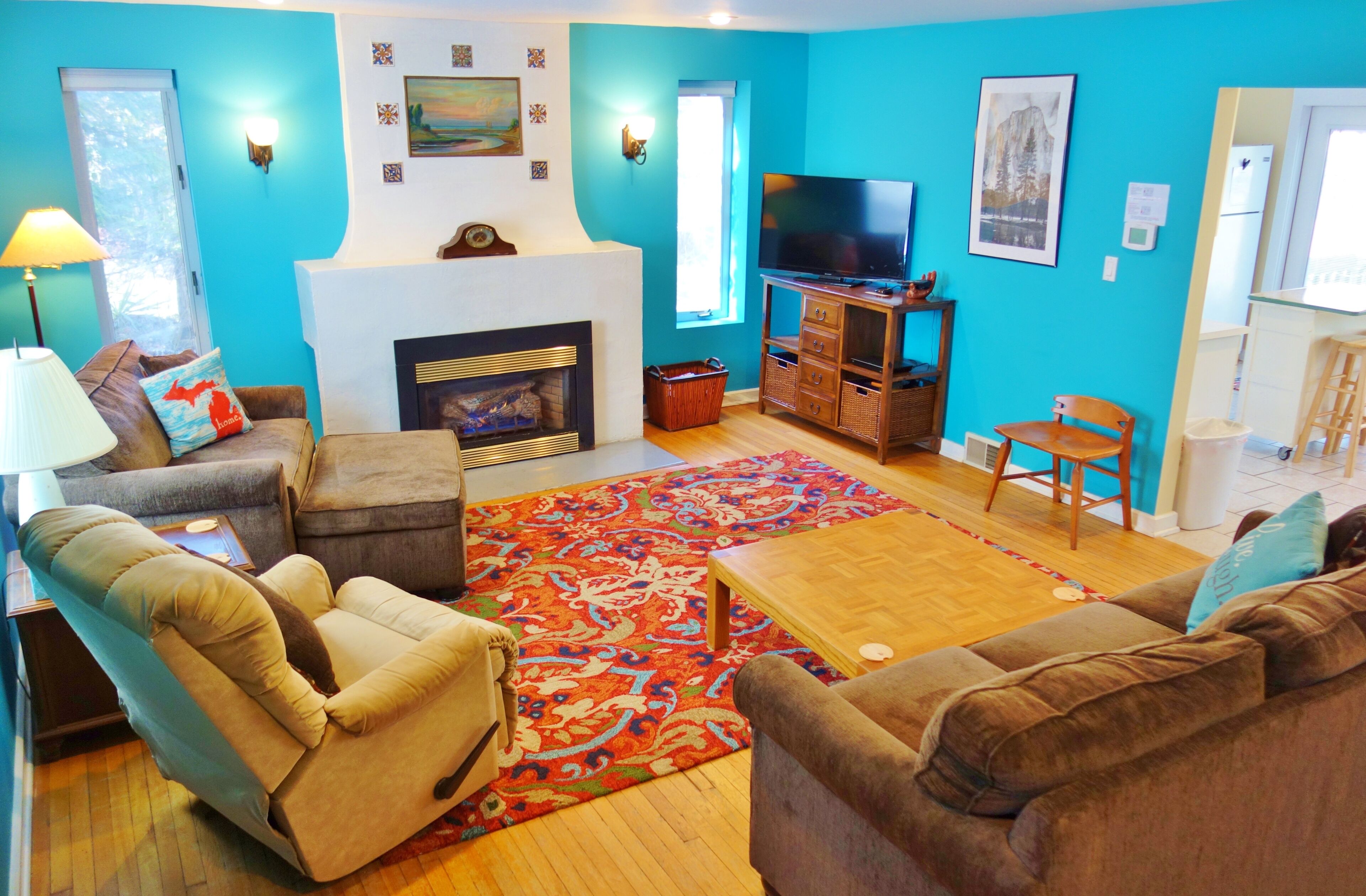 Blue Door Cottage steps from Warren Dunes State Park in charming Harbor Country