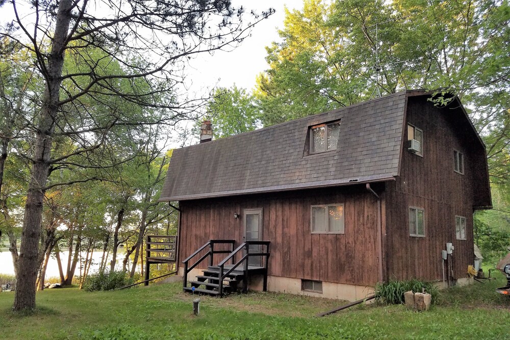 Making memories at the lake house, dogs alwd Dells 30 min away TRH Lic 9368