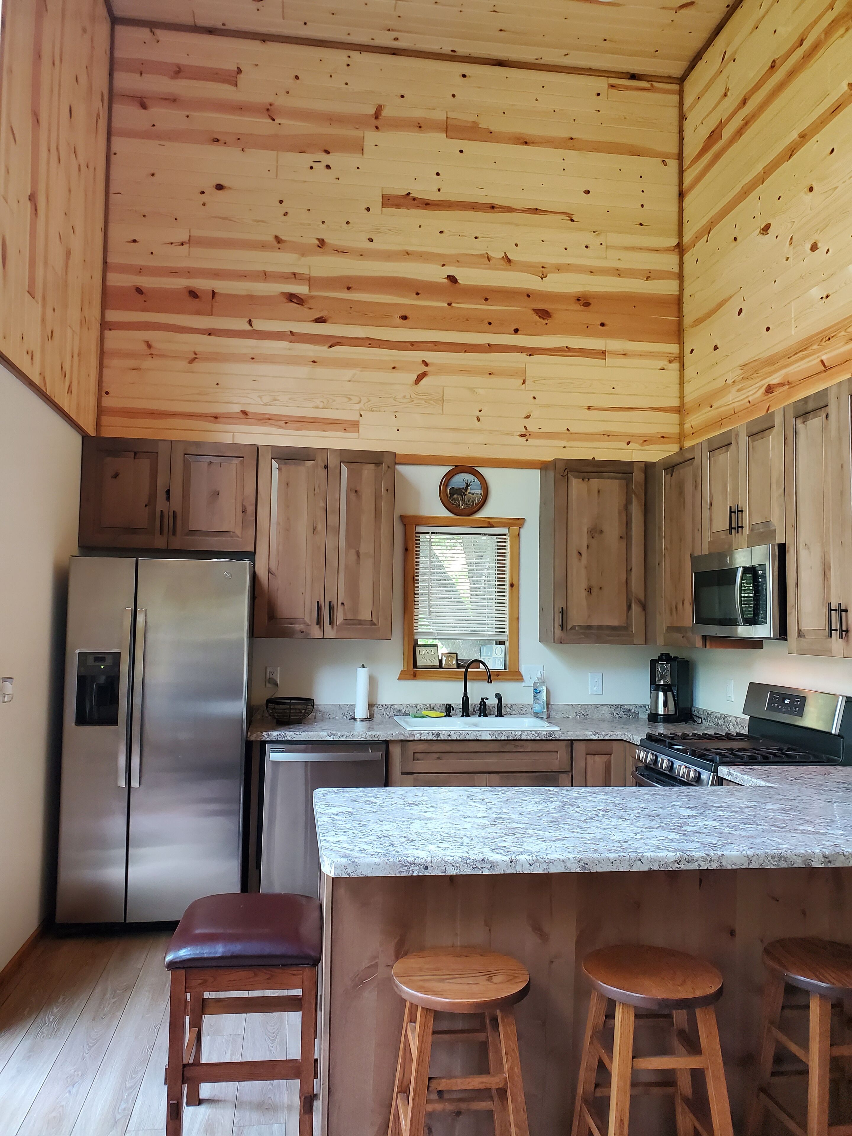 Making memories at the lake house,  dogs alwd  Dells 30 min away  TRH Lic 9368