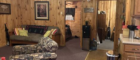 Fernseher, DVD-Player, Bücher