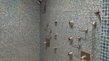 Ensemble douche/baignoire, sĂšche-cheveux, serviettes fournies, savon