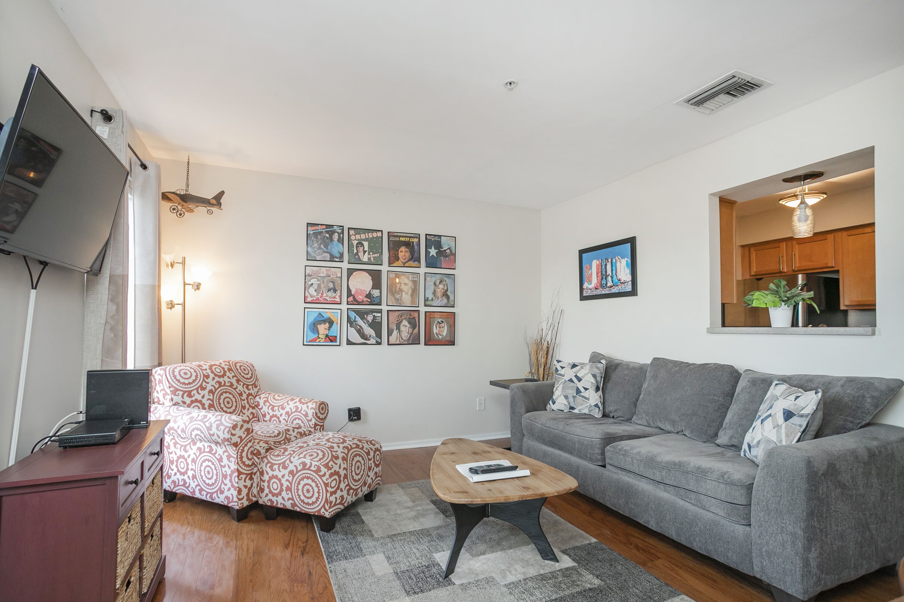 DOWNTOWN Riverfront Condo conveniently located near  BROADWAY action !!