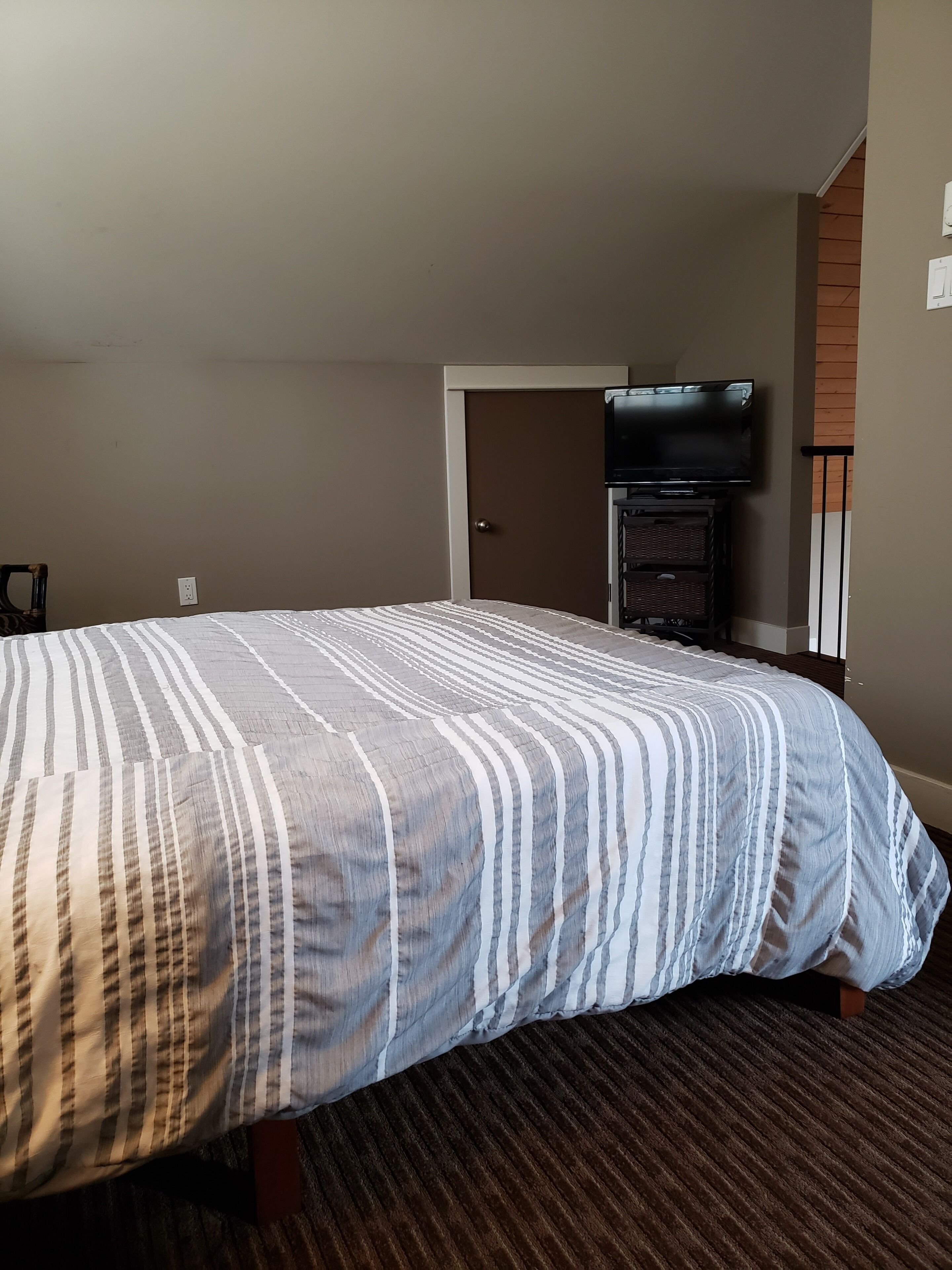 3 bedrooms, iron/ironing board, travel crib, free WiFi