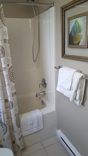 Baignoire, sèche-cheveux, serviettes fournies, savon