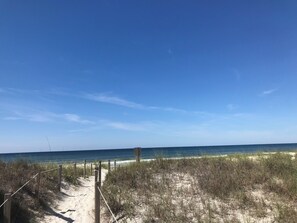 Playa en los alrededores, camastros y toallas de playa 