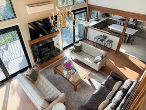 Smart TV, chimenea y libros