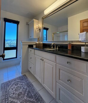 Combinació de dutxa i banyera, assecador de cabells, tovalloles i sabó 