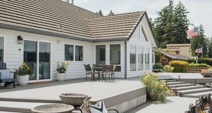 Spacious Beach Front Home on Hood Canal w/ Kayaks!