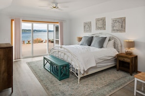 4 bedrooms, travel cot, free WiFi, bed sheets - Spacious Beach Front Home on Hood Canal w/ Kayaks! (Belfair)