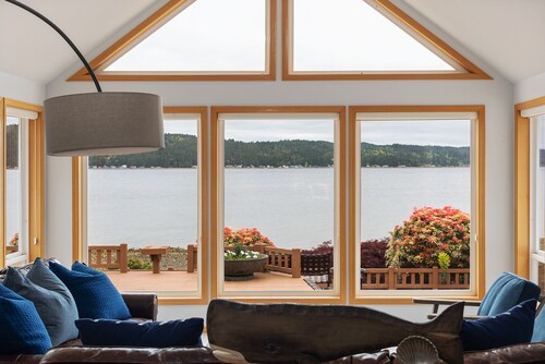 Spacious Beach Front Home on Hood Canal w/ Kayaks!