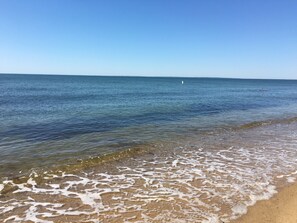 In Strandnähe, Liegestühle, Strandtücher