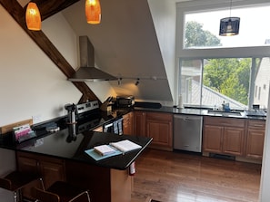 Een koelkast, een microgolfoven, een oven, een kookplaat