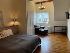 4 slaapkamers, een strijkplank/strijkijzer, internet, beddengoed