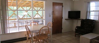Come stay in our 2bd cabin on Table Rock Lake close to Silver Dollar City!
