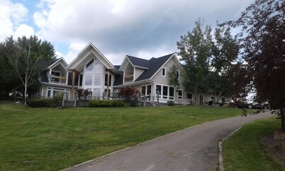 "Wow" House, Waterfront, 200' level shoreline