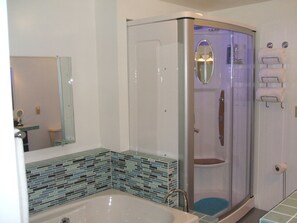 Badekar, hårføner, håndklær og såpe