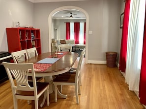 Dining - Buffalo Bayou and Montrose - 3Br/1Ba King Beds! (Houston)