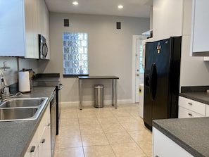 Fridge, microwave, oven, stovetop - Buffalo Bayou and Montrose - 3Br/1Ba King Beds! (Houston)