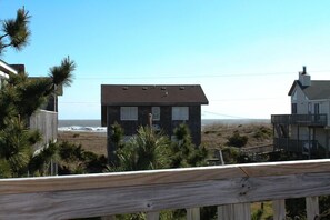 Property grounds - Oceanside Family Vacation Cottage (Avon)