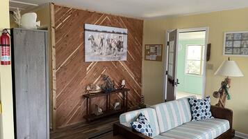 Smart TV, reproductor de DVD, libros y estéreo