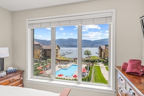 2 bedrooms, desk, iron/ironing board, free WiFi - Luxury Beachfront Penthouse Suite. Approved for short-term rentals. (West Kelowna)