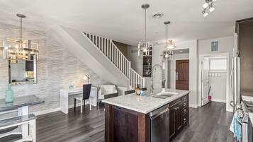 Réfrigérateur, micro-ondes, four, plaque de cuisson