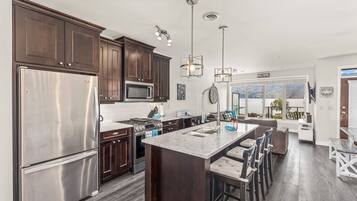 Réfrigérateur, micro-ondes, four, plaque de cuisson