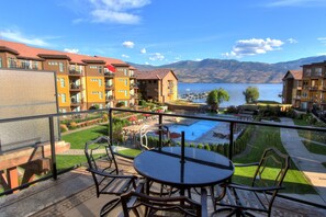 Outdoor dining - Luxury Beachfront Penthouse Suite. Approved for short-term rentals. (West Kelowna)
