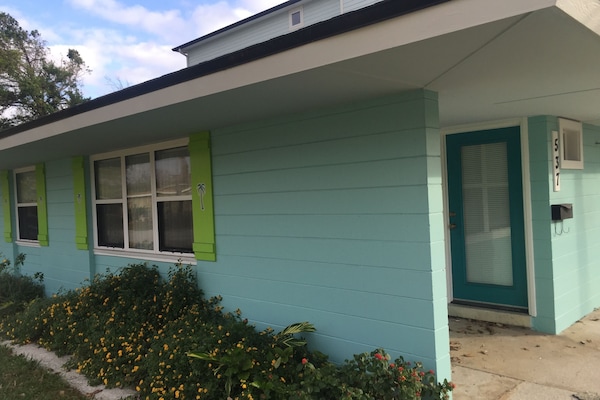 New Renovated Beach Palm Bungalow-Comforts of home