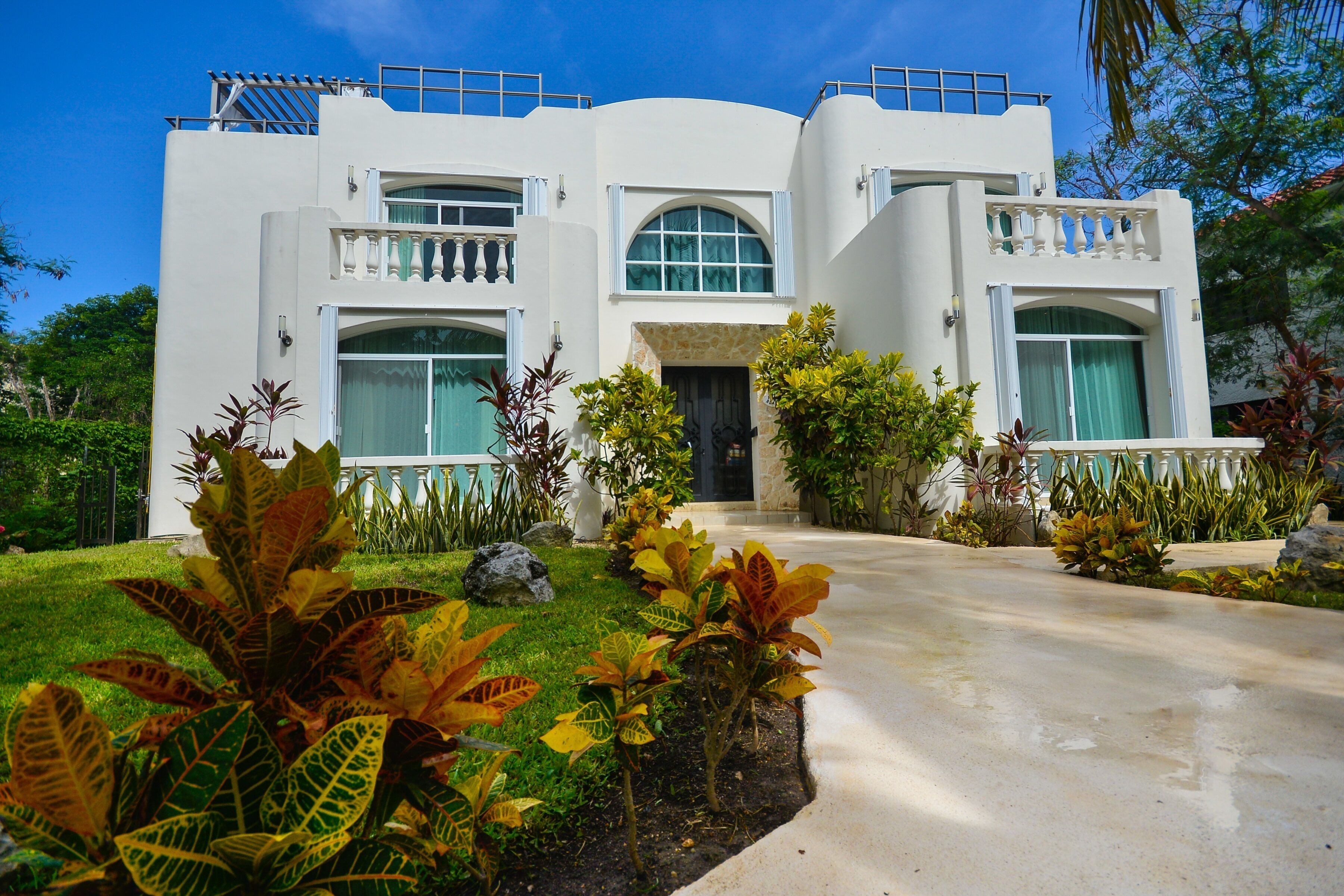 VILLA LA PERLA BLANCA spacious 4 Bedroom /4 baths/beautiful pool/ roof  sunbed..