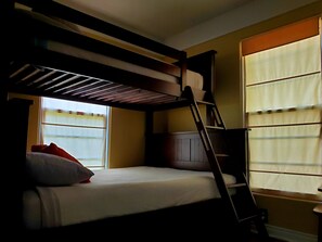 4 habitaciones, tabla de planchar con plancha y cuna de viaje 