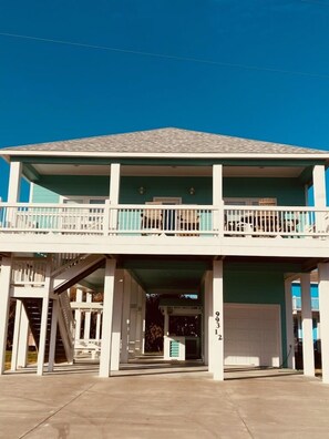 Exterior - Beautiful 4 Bedroom, 3 bath Beach Home. Sleeps 16. (Crystal Beach)