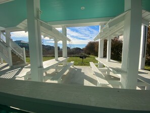 Terrace/patio - Beautiful 4 Bedroom, 3 bath Beach Home. Sleeps 16. (Crystal Beach)