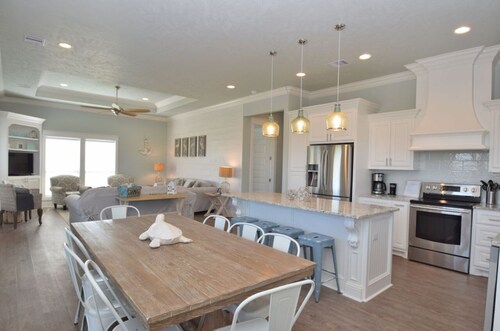 Beautiful 4 Bedroom, 3 bath Beach Home. Sleeps 16.