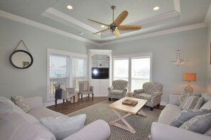 Smart TV, DVD player, books - Beautiful 4 Bedroom, 3 bath Beach Home. Sleeps 16. (Crystal Beach)