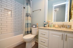 Combined shower/tub, towels, soap, toilet paper - Beautiful 4 Bedroom, 3 bath Beach Home. Sleeps 16. (Crystal Beach)