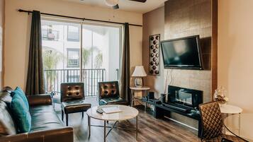 TV connectée, cheminée, jeux vidéo, lecteur de DVD